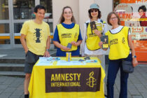 Vier Aktivist*innen der Ratinger Gruppe am Unterschriftenstand