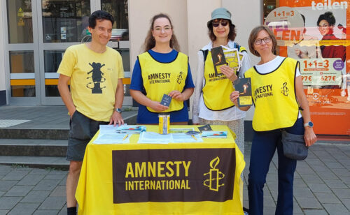 Vier Aktivist*innen der Ratinger Gruppe am Unterschriftenstand