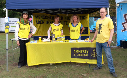 Vier Mitglieder der Ratinger Gruppe vor dem Info-Pavillon auf dem Jetzt&Immer-Festival in Ratingen