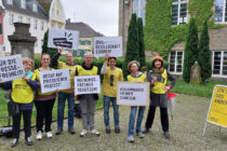 Sieben Mitglieder der Ratinger Gruppe halten bei einer Mahnwache Schilder zum Thema "Protect the Protest!".