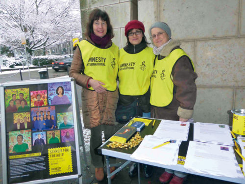 Foto von einem Informationsstand der Ratinger Amnesty-Gruppe