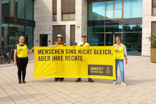 Mitglieder der Ratinger Gruppe mit Banner "Menschen sind nicht gleich, aber ihre Rechte" auf dem 2. Ratinger CSD