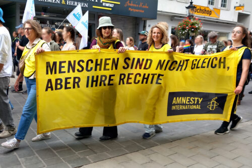 Mitglieder der Ratinger Gruppe mit Banner "Menschen sind nicht gleich, aber ihre Rechte" auf dem 2. Ratinger CSD