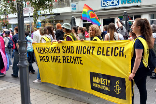 Mitglieder der Ratinger Gruppe mit Banner "Menschen sind nicht gleich, aber ihre Rechte" auf dem 2. Ratinger CSD