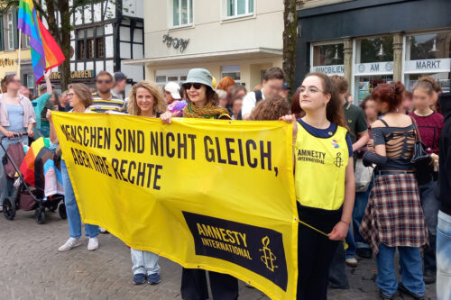 Mitglieder der Ratinger Gruppe mit Banner "Menschen sind nicht gleich, aber ihre Rechte" auf dem 2. Ratinger CSD