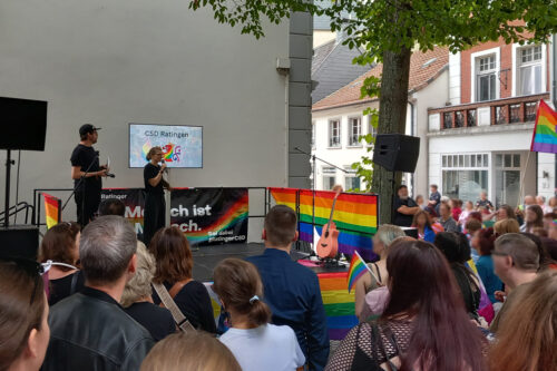 Benjamin und Sandra vom Ratinger CSD auf der Bühne