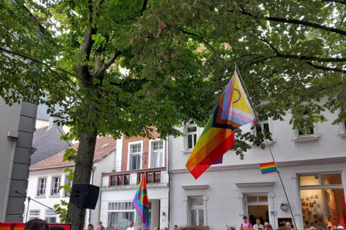 Impression, Fahnen wehen vor der Stadtkirche