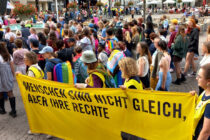 Mitglieder der Ratinger Gruppe mit Banner "Menschen sind nicht gleich, aber ihre Rechte" auf dem 2. Ratinger CSD
