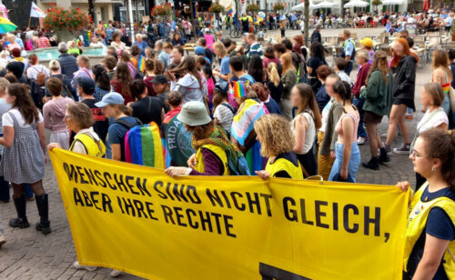 Mitglieder der Ratinger Gruppe mit Banner "Menschen sind nicht gleich, aber ihre Rechte" auf dem 2. Ratinger CSD
